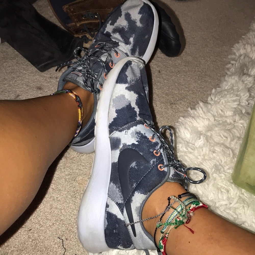 women’s navy camo roshe runs